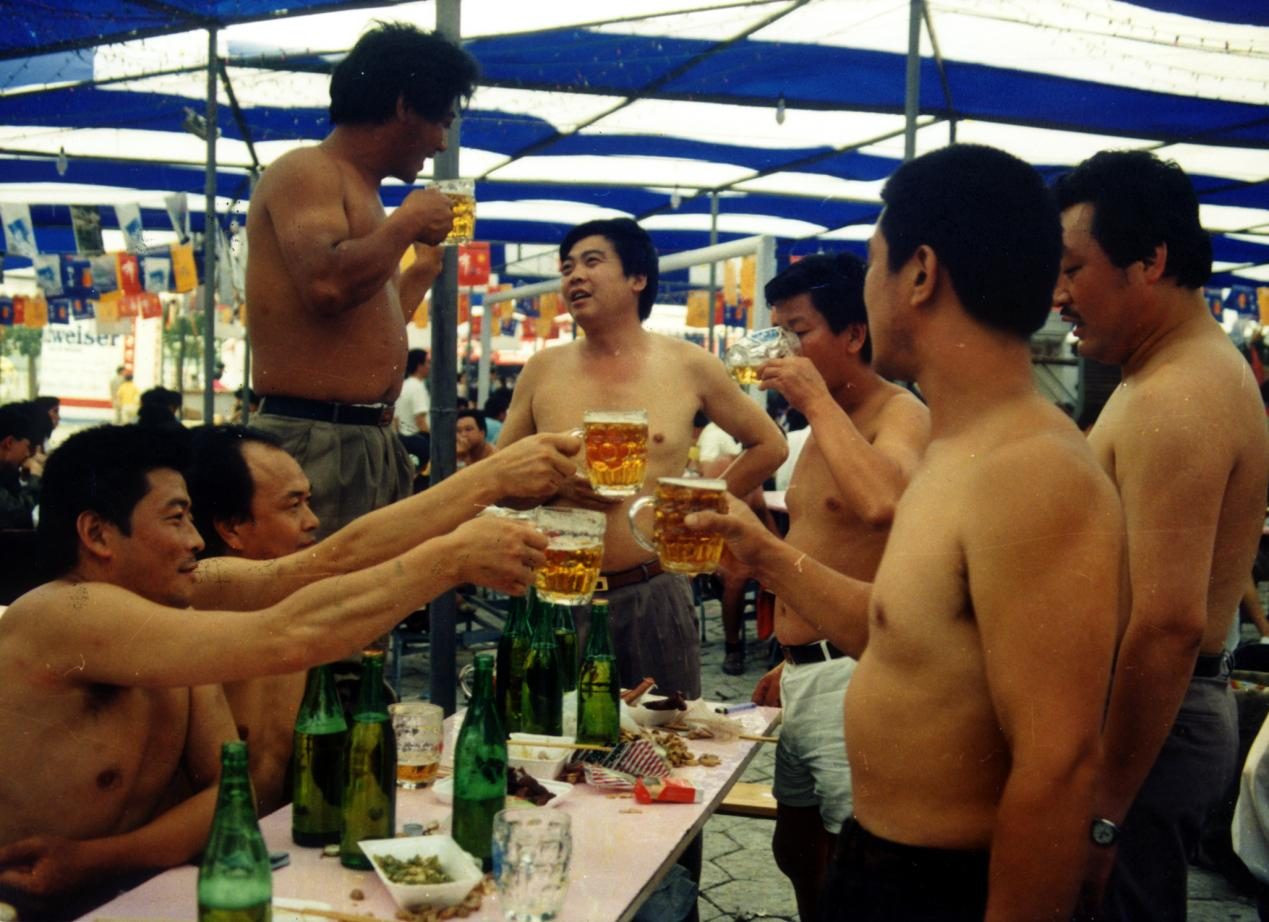 炎炎夏日来一杯清凉的啤酒,夏日炎炎海风