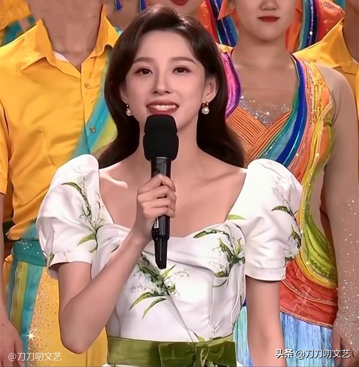 春晚首秀央视,春晚马凡舒绿裙