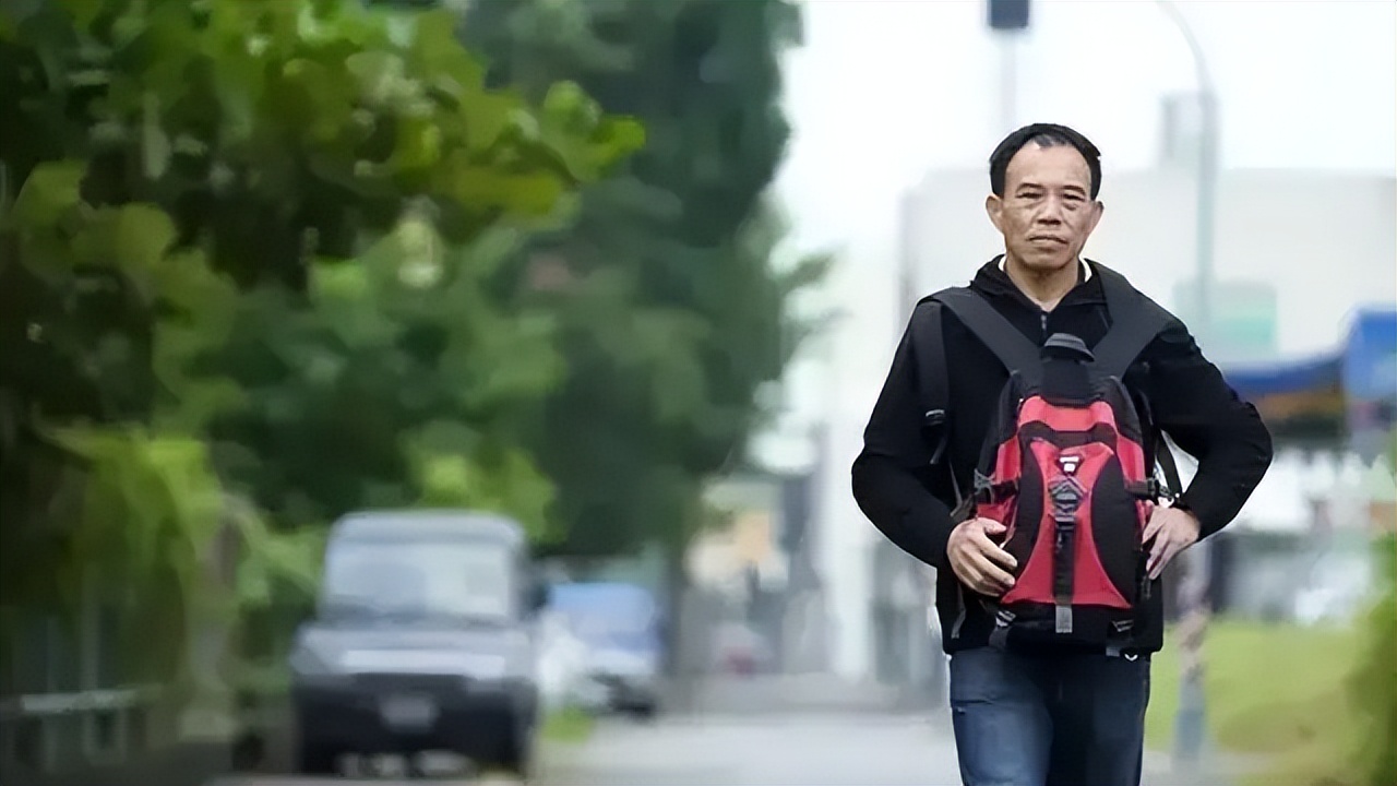 台湾“灵魂摆渡人”,放弃高薪工作,20年间自费送200位老兵回家