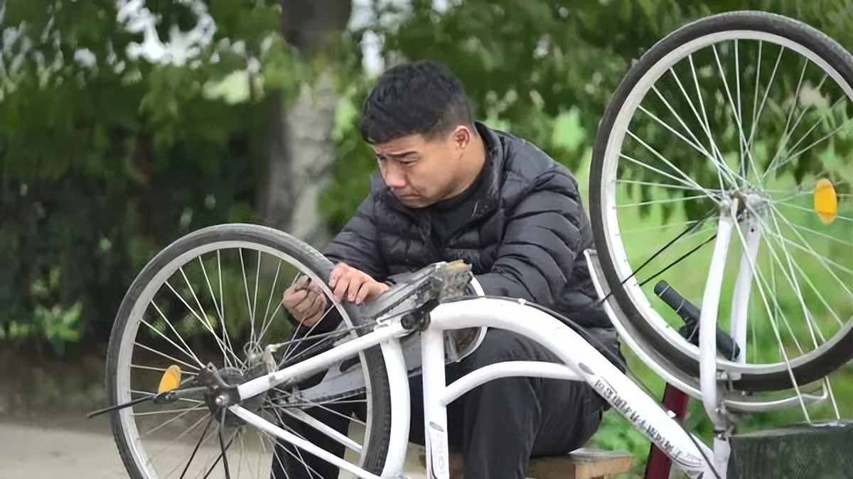 被骂“狗都不如”的脑瘫少年,带着35名残疾人创业年入1000万!背后的女人更让我感动