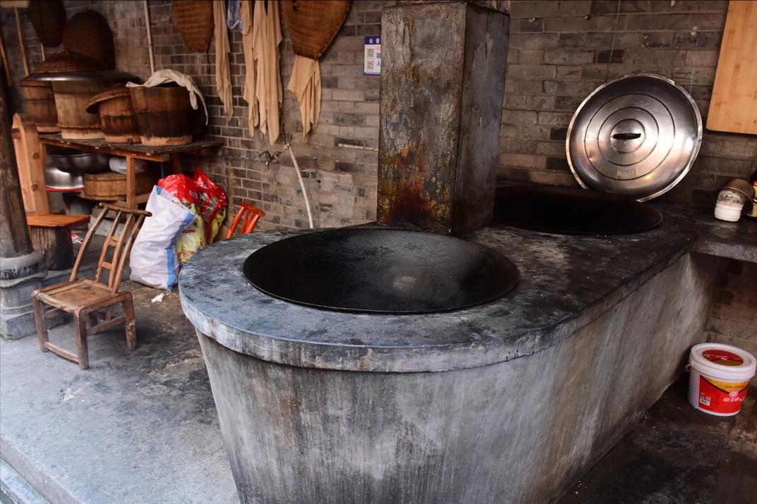 家用铁锅是生铁锅还是熟铁锅好,炒菜生铁锅和熟铁锅区别在哪里