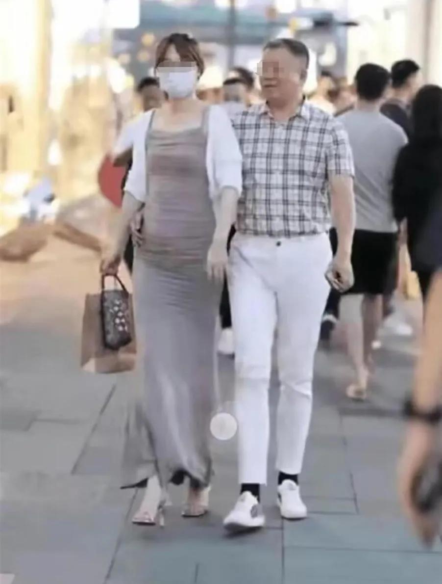 牵手门未平搂腰门又起中铁三局，董事长郝刚逛街楼女，躺枪已报警