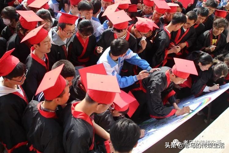 弦歌不辍芳华待灼可以形容老师吗,弦歌不辍芳华待灼的出处