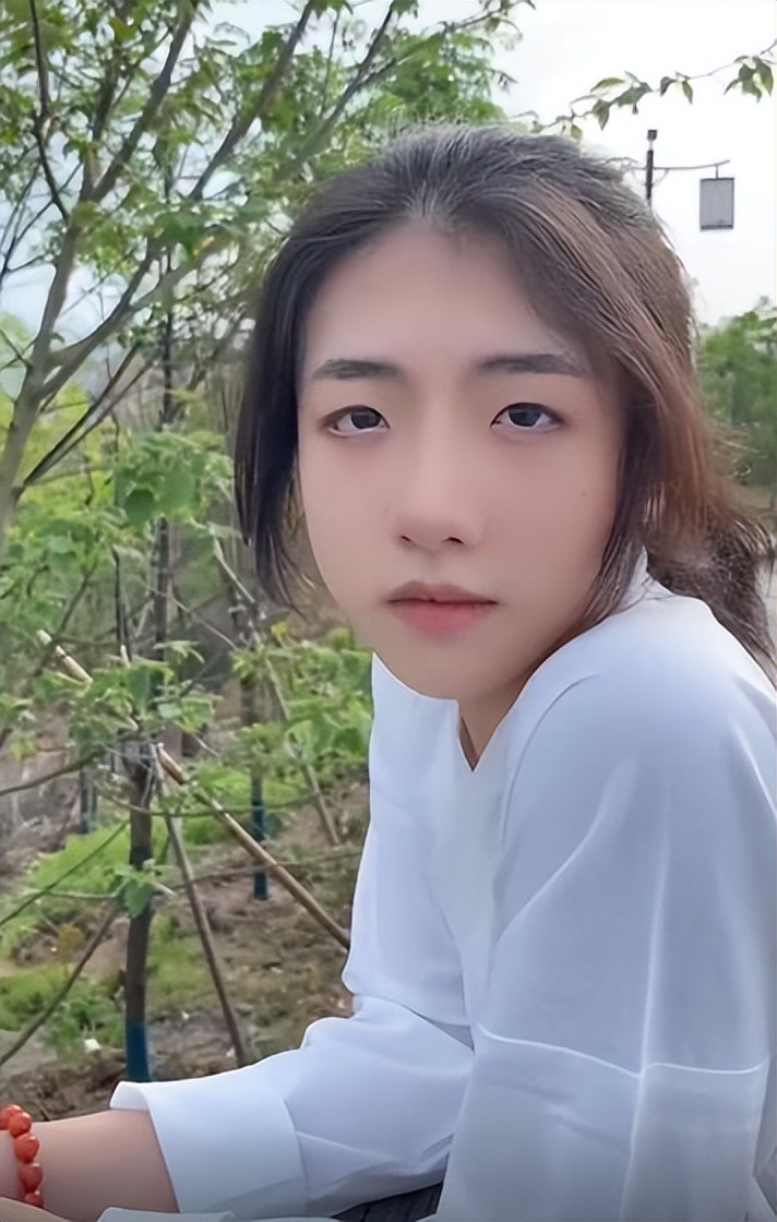 网恋女友是男生！因长相太漂亮出门被路人搭讪，上厕所也要查身份