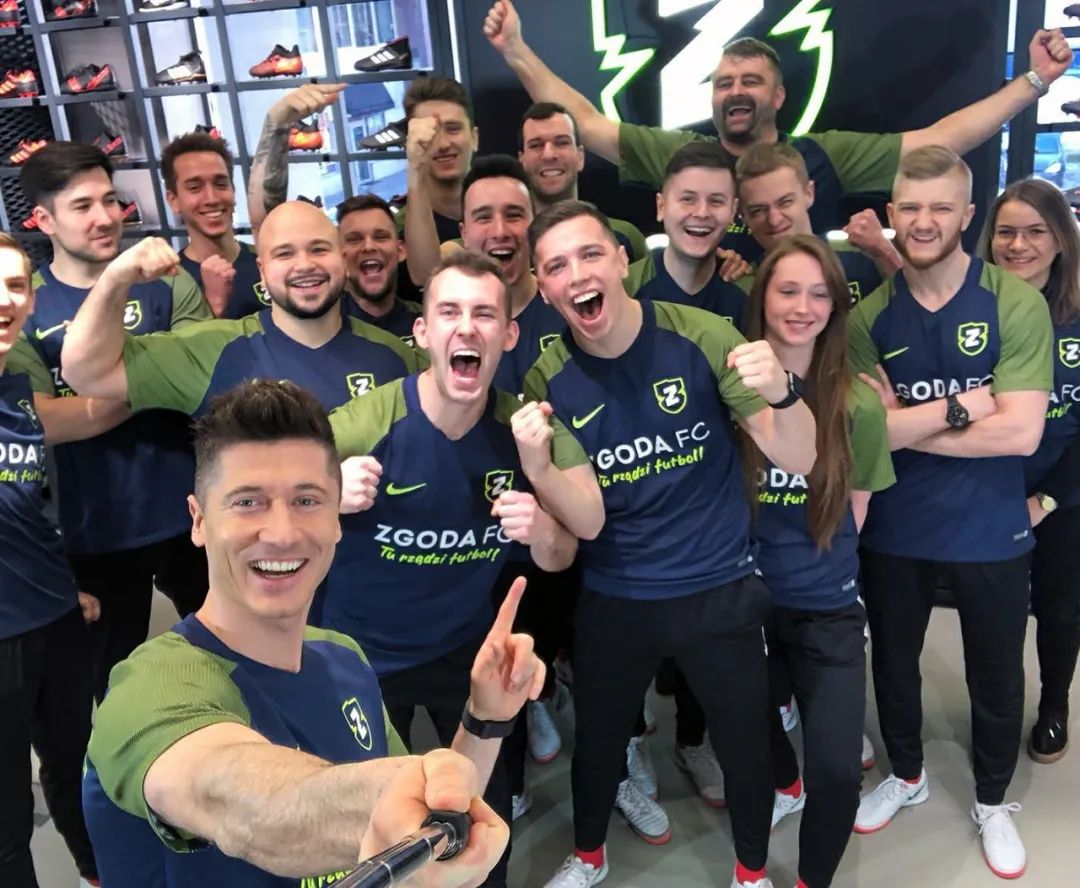 莱万多夫斯基属于巨星吗,莱万多夫斯基加盟巴萨吗