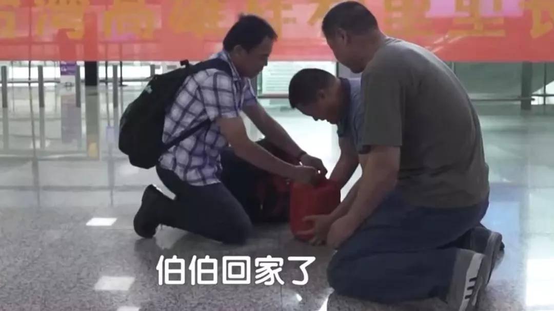 台湾“灵魂摆渡人”，放弃高薪工作，20年间自费送200位老兵回家