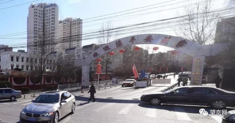 坐落在望京小区内的这所学校，上下学堵堵堵的问题解决了