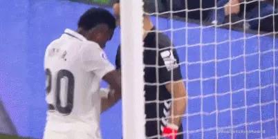 赤裸裸耍流氓,打人的维尼修斯成了受害者,皇马球员有免死金牌