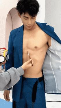 男人味也能“造假”？眉毛稀疏、画腹肌、贴鬓角，张艺兴差距最大