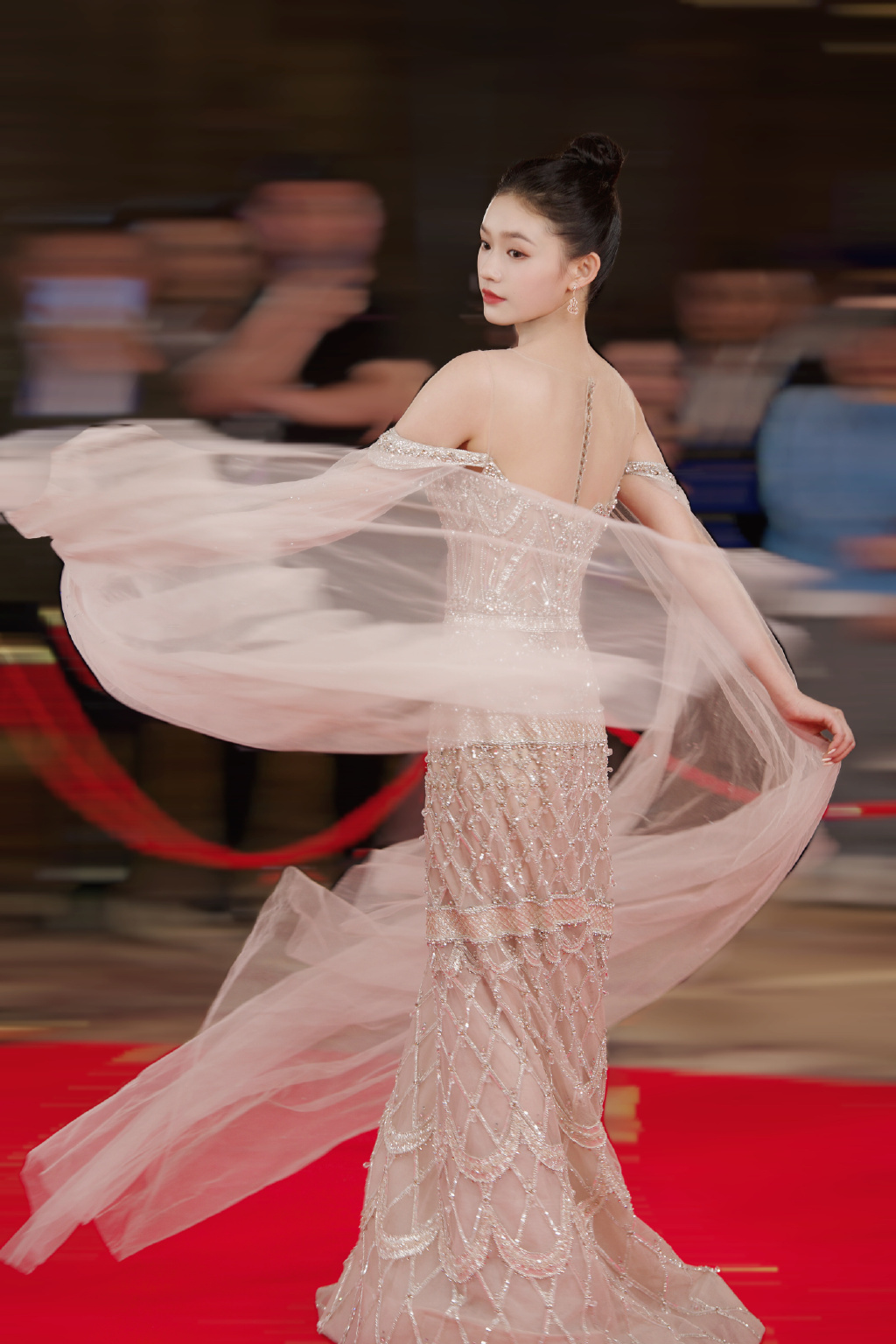 林允一袭黑色吊带深v长裙走红毯,林允粉色镂空长裙造型甜美清新