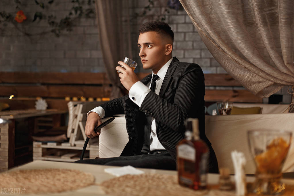 流浪女的独居生活视频,流浪女孩的一天