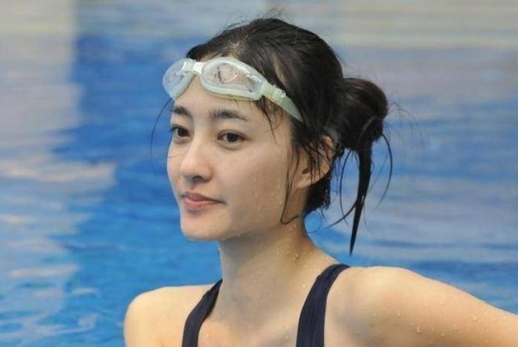 女子割双眼皮失败像瞪眼,女明星割双眼皮对比照