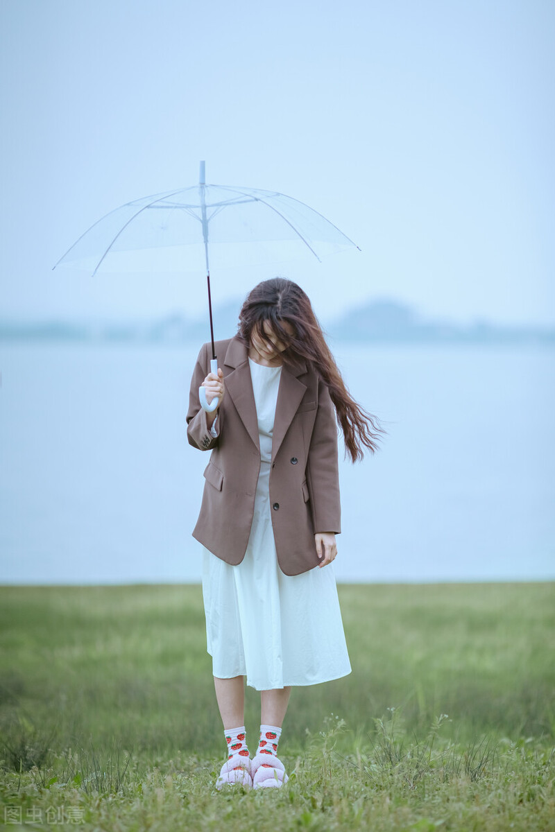 雨伞别乱撑，有人撑伞一眼万年惊艳时光