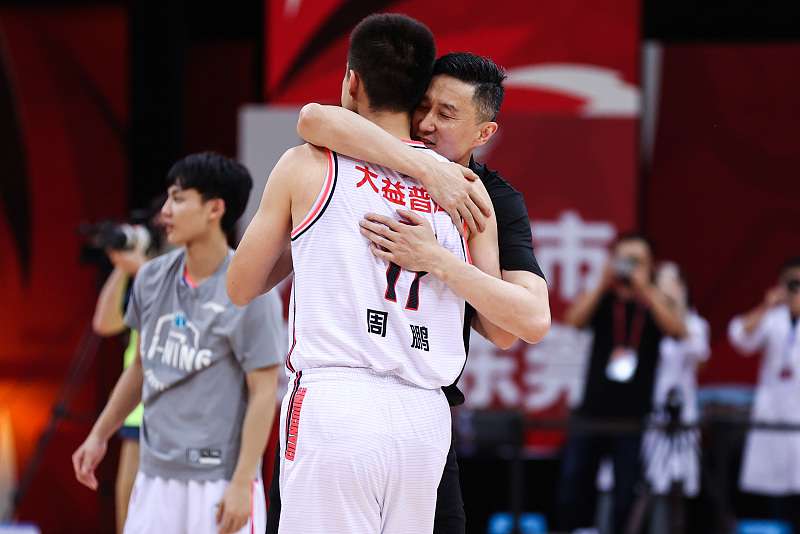 曝广东男篮赵睿将离队,广东队周鹏最近消息
