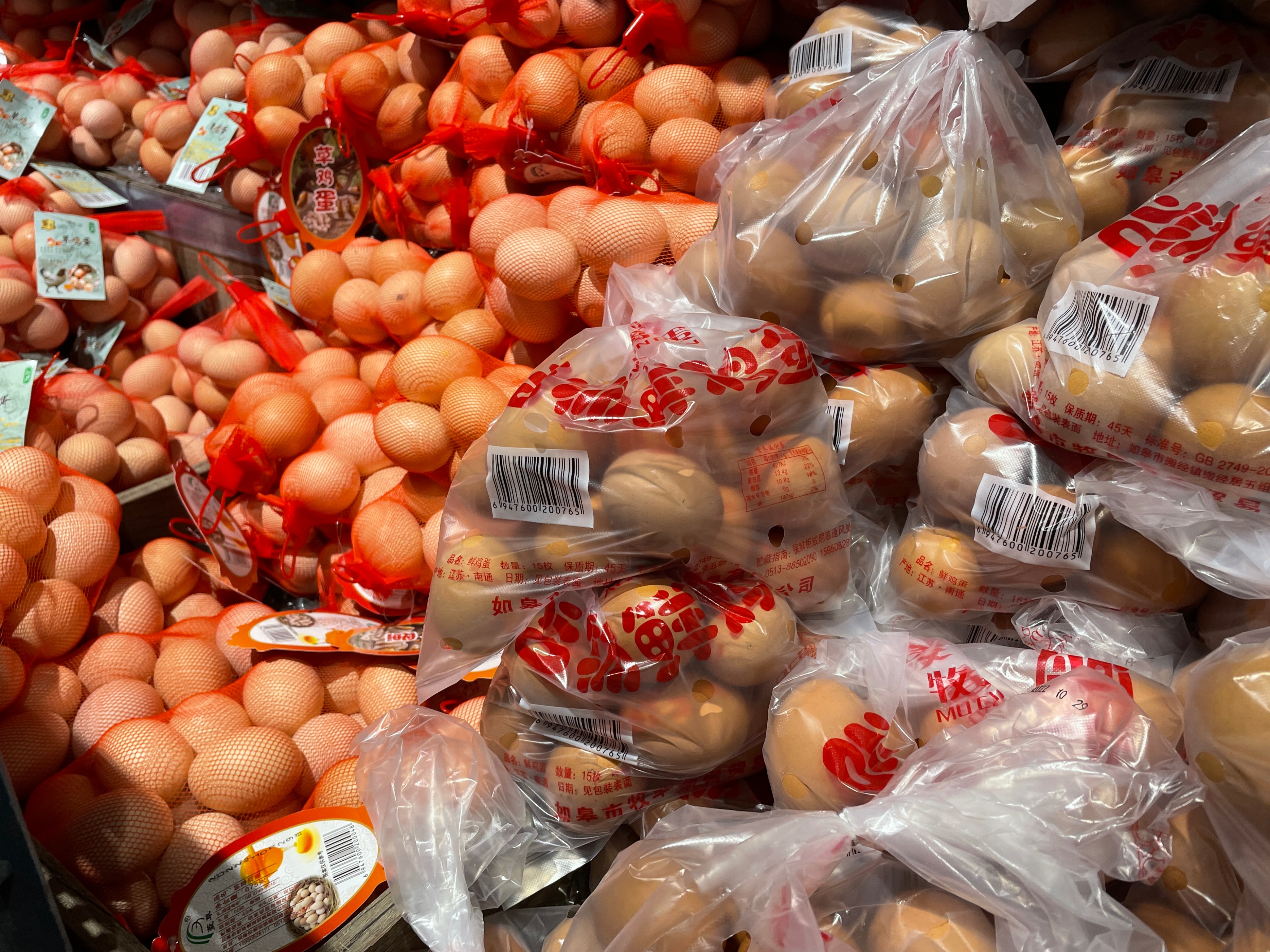 鸡蛋买回家有脏东西怎么存放,鸡蛋放在家里能保存多久