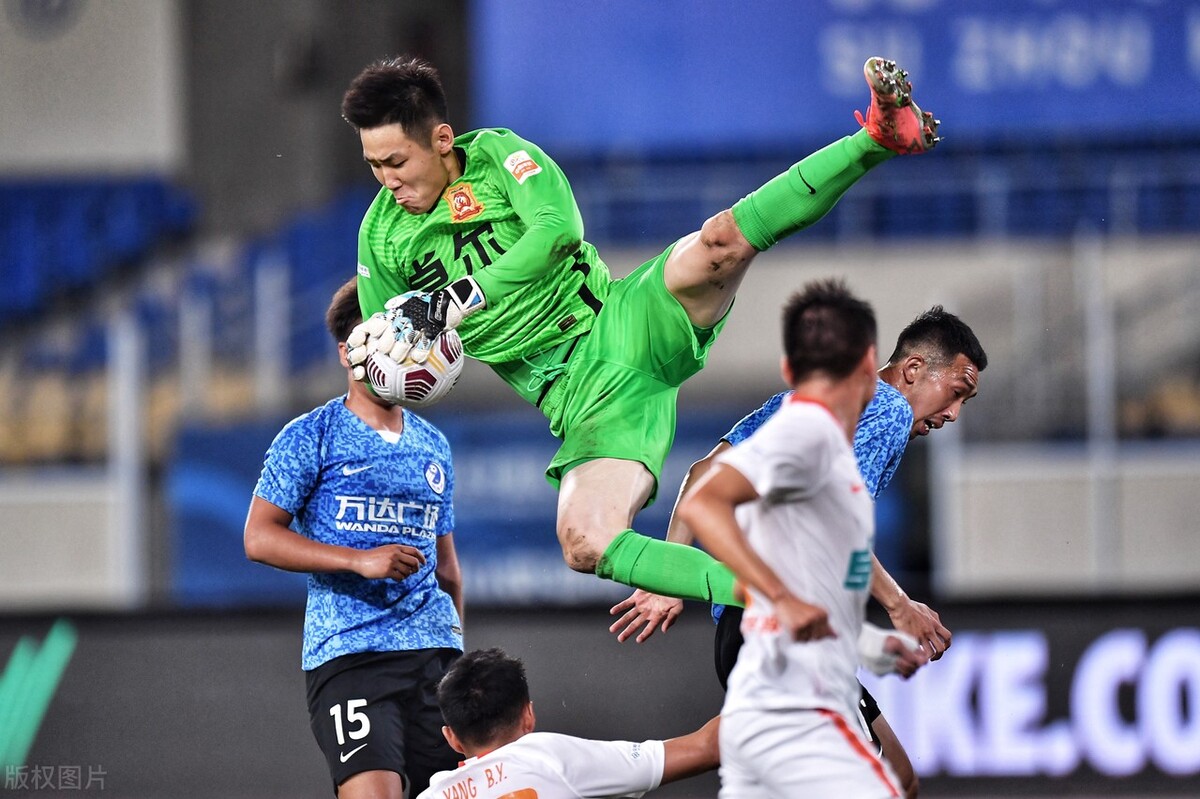 今年最后一战大连人能否成功保级,压着打