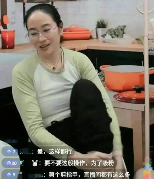 叶璇穿免职裙引争议,叶璇穿免职裙引发争议