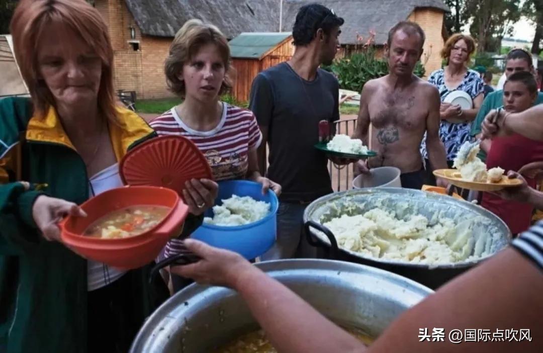南非“黑白”地位大翻转，黑人翻身做主人，40万白人住贫民窟