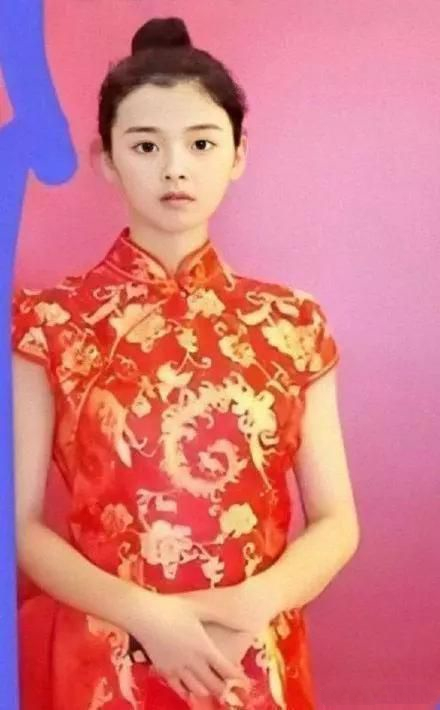 杨超越早期服务员,杨超越草根逆袭成长记