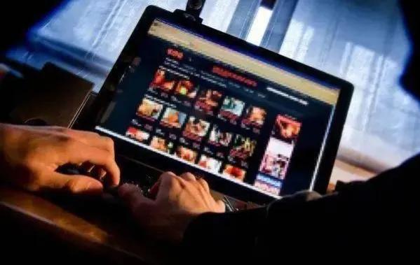 免费黄色网站如何盈利？手机已经植入病毒摄像头拍下你的一举一动