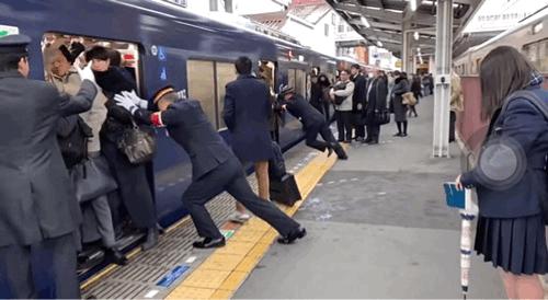 日本列车助推员,日本地铁推挤员年薪