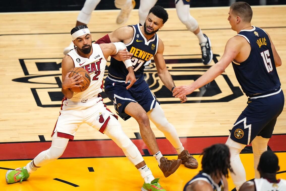 马龙2连胜,马龙4-3逆转夺冠眼神