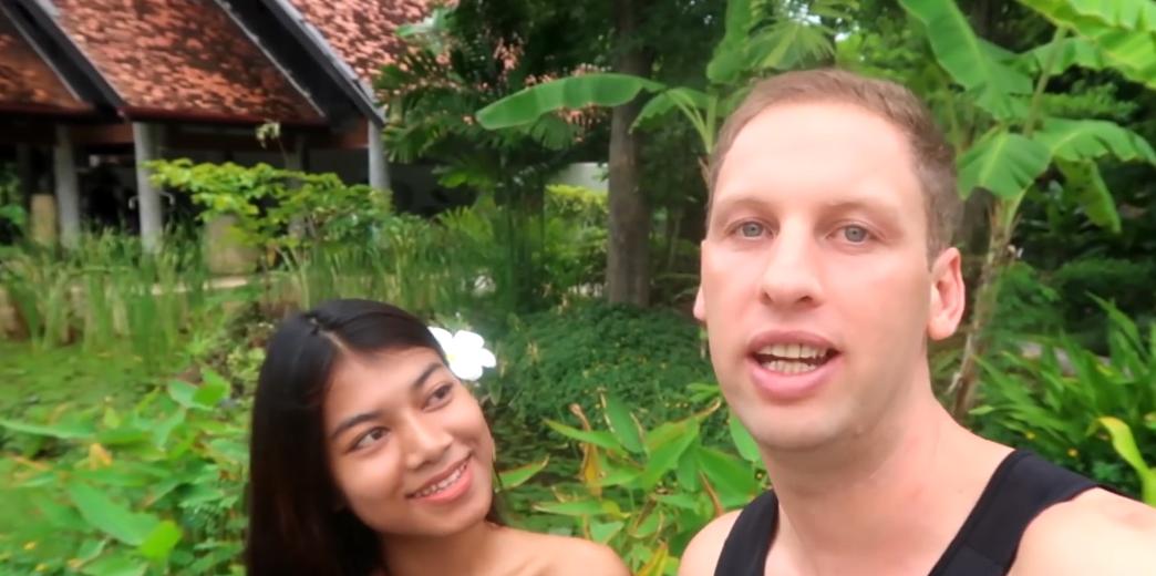 澳洲人退休到泰国旅游,聘请当地姑娘当导游,从此之后爱上泰国