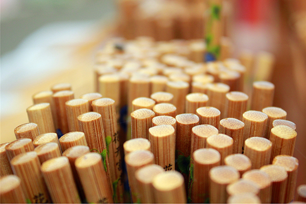 竹筷和塑料筷子哪个好,竹筷和银筷哪个好