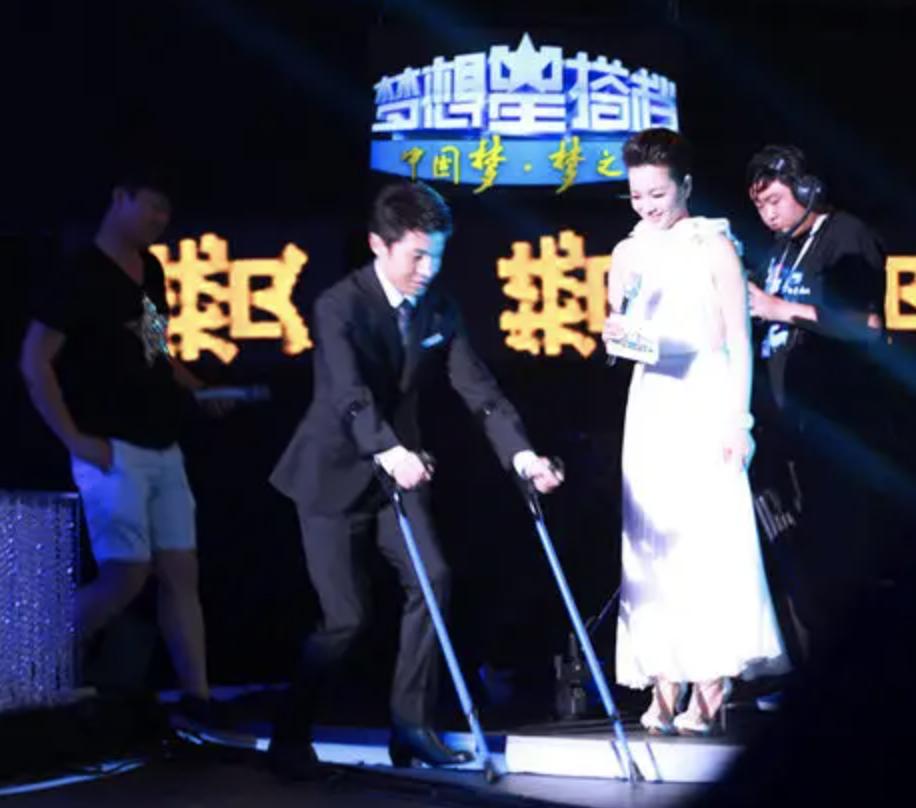 任鲁豫受伤主持节目视频,任鲁豫摔倒后复出