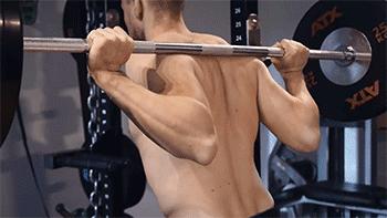 教练辅助女学员深蹲,教练辅助女生深蹲150kg