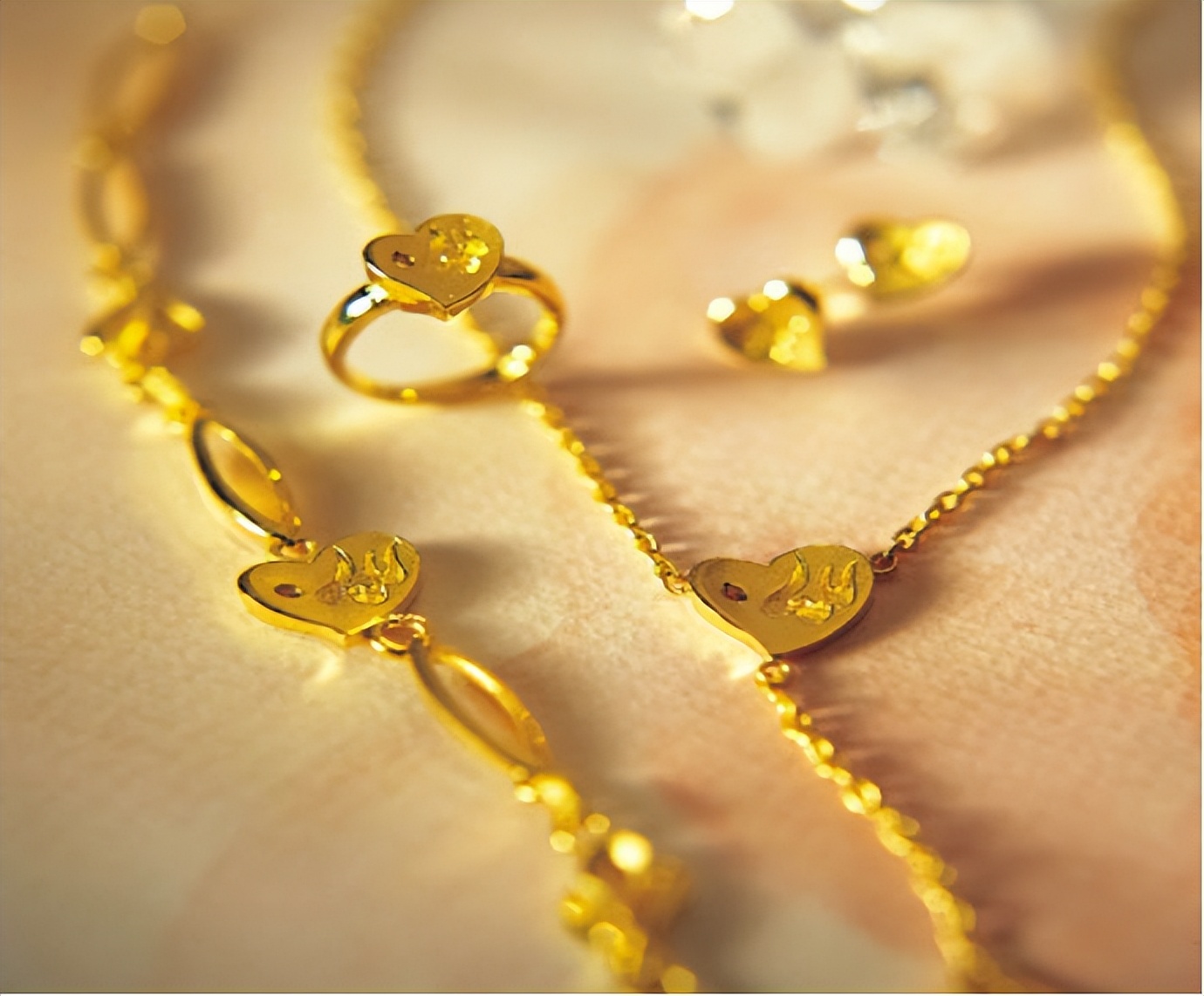 非洲人想不通，为啥我们的大金链子这么便宜，中国人却不抢购