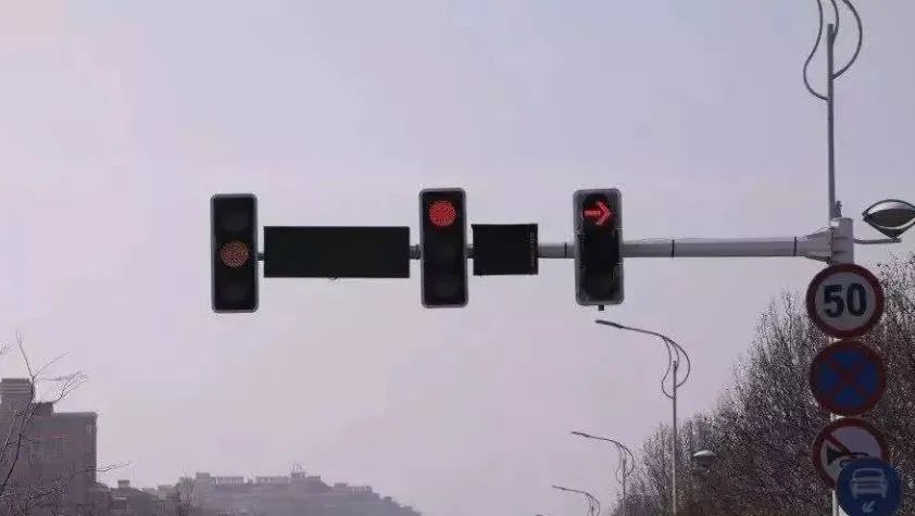右转箭头绿灯为什么不亮红灯就亮,右转箭头灯不亮可以走吗