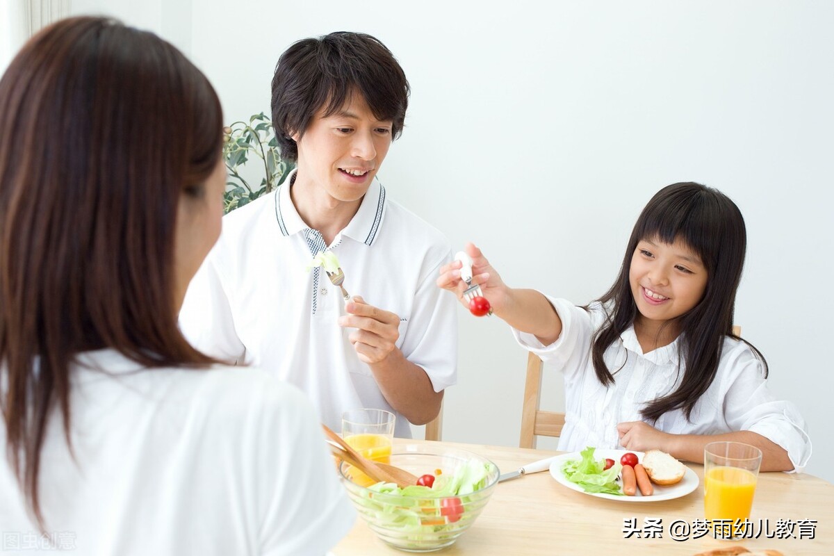 饭桌上父母轮流训斥孩子的行为,孩子饭桌上看家教