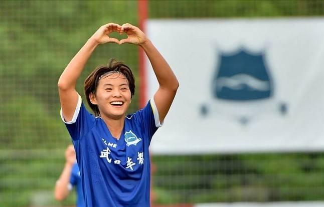 足球运动员王霜,王霜被谁养大的