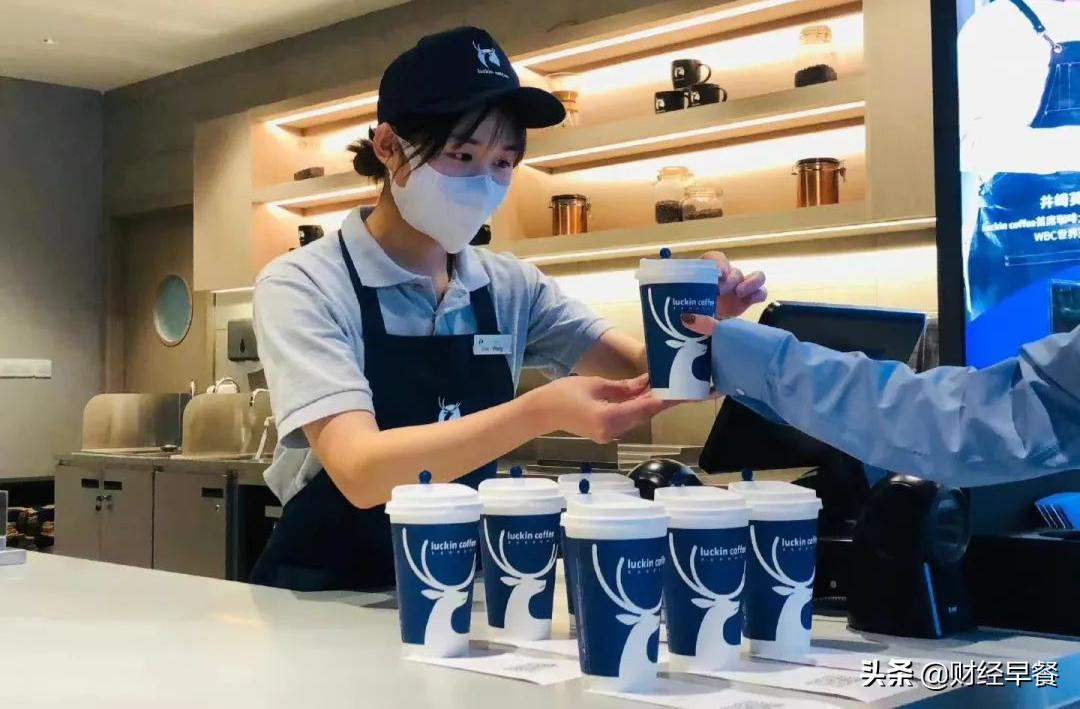 新瑞幸靠什么火,更年轻的瑞幸