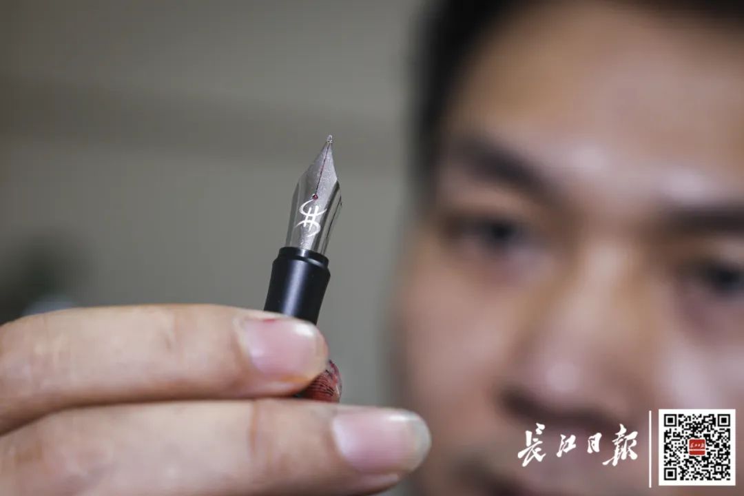 武汉90后小伙修钢笔火了，全国人都来找他