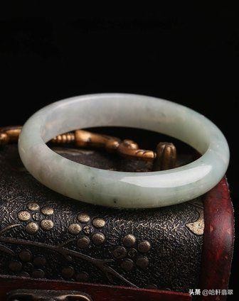 豆种白底飘蓝花的翡翠手镯好不好,细豆种翡翠手镯17000买贵了吗