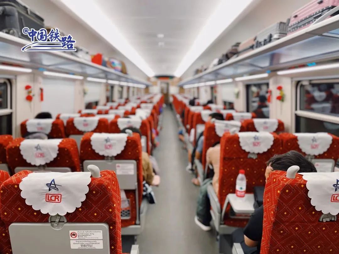 农冰村小学生终于坐上了中老铁路国际旅客列车！