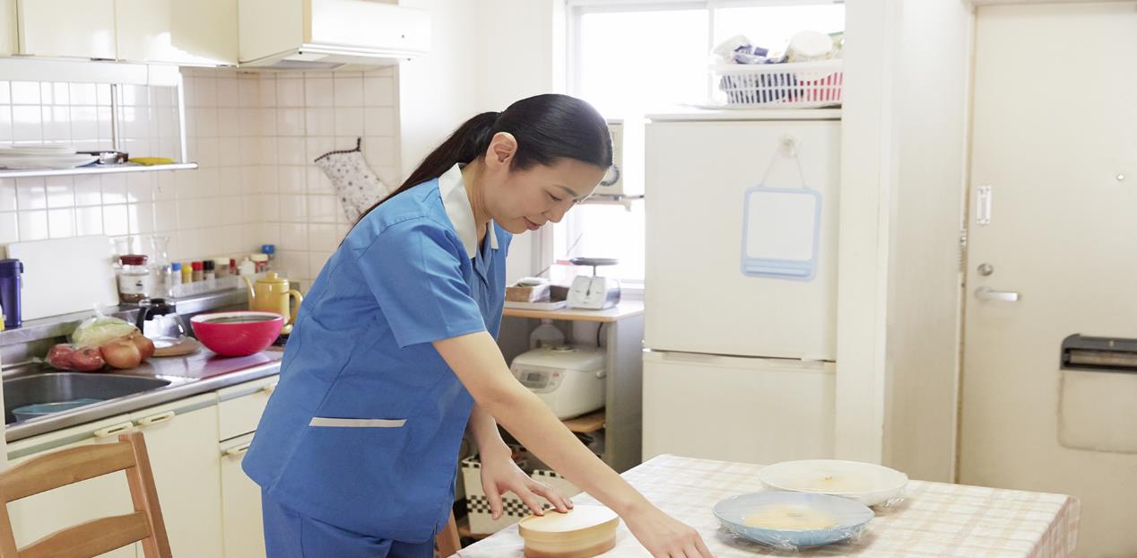 出差借宿在哥哥家，嫂子竟跪求我给她帮一个种，嫂子：你哥同意的