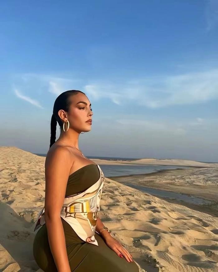 c罗未婚妻,c罗和他的新女友海边度假