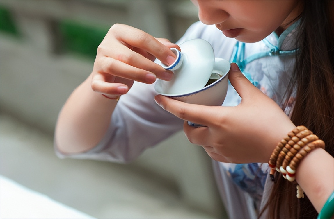 什么是莓茶？莓茶又是怎么“流行”起来的？我们试图寻找到答案