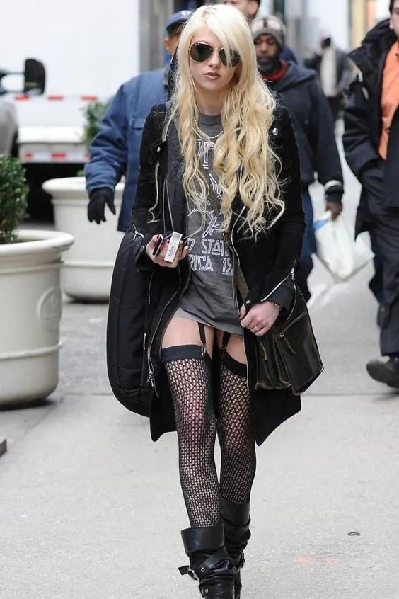 谁说丝袜只能配长靴,谁说丝袜不能配匡威的