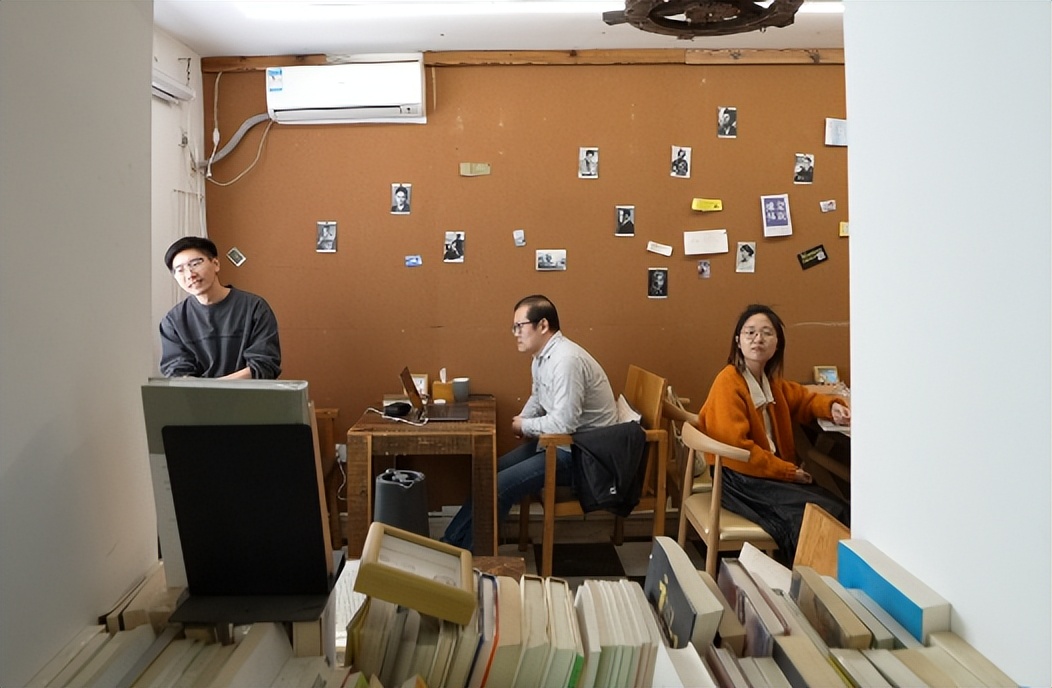 明知是个坑偏往坑里跳,明知是坑也往里跳