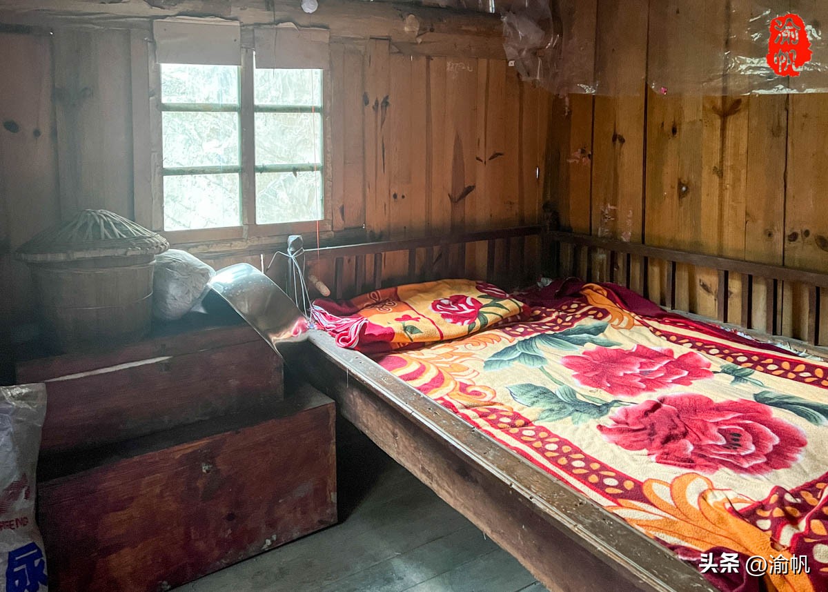 重庆深山悬崖上发现辉煌建筑房屋,重庆大山悬崖峭壁发现千年古房子