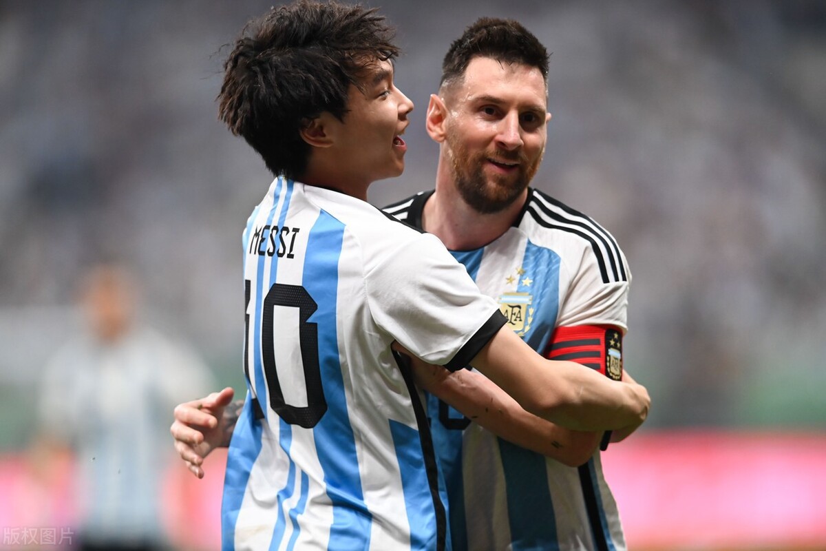 15岁少年拥抱梅西外媒报道,15岁少年拥抱梅西男孩采访