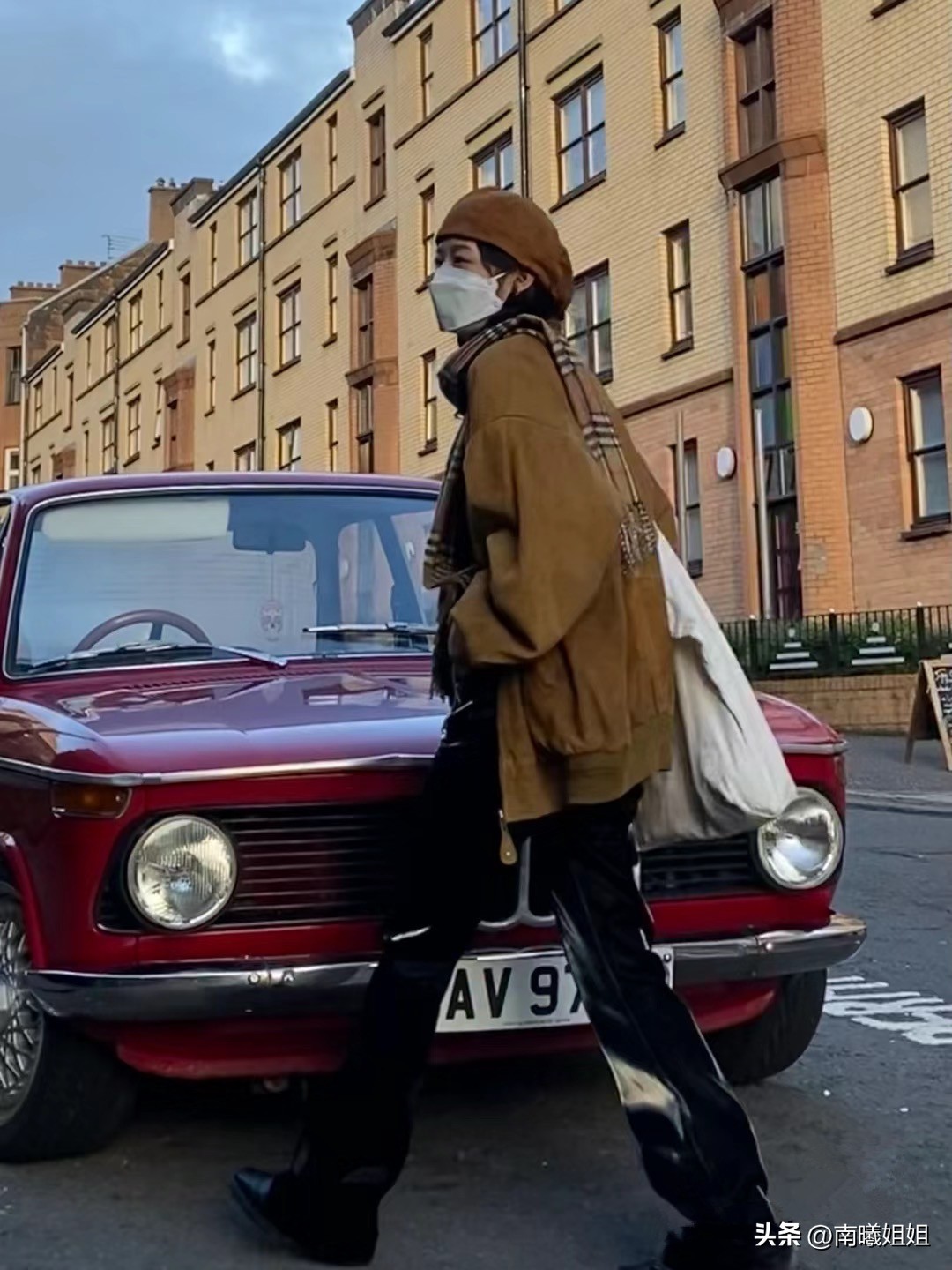 难怪女人都把阔腿裤扔了，最近流行的“液体裤”，回头率高还时髦