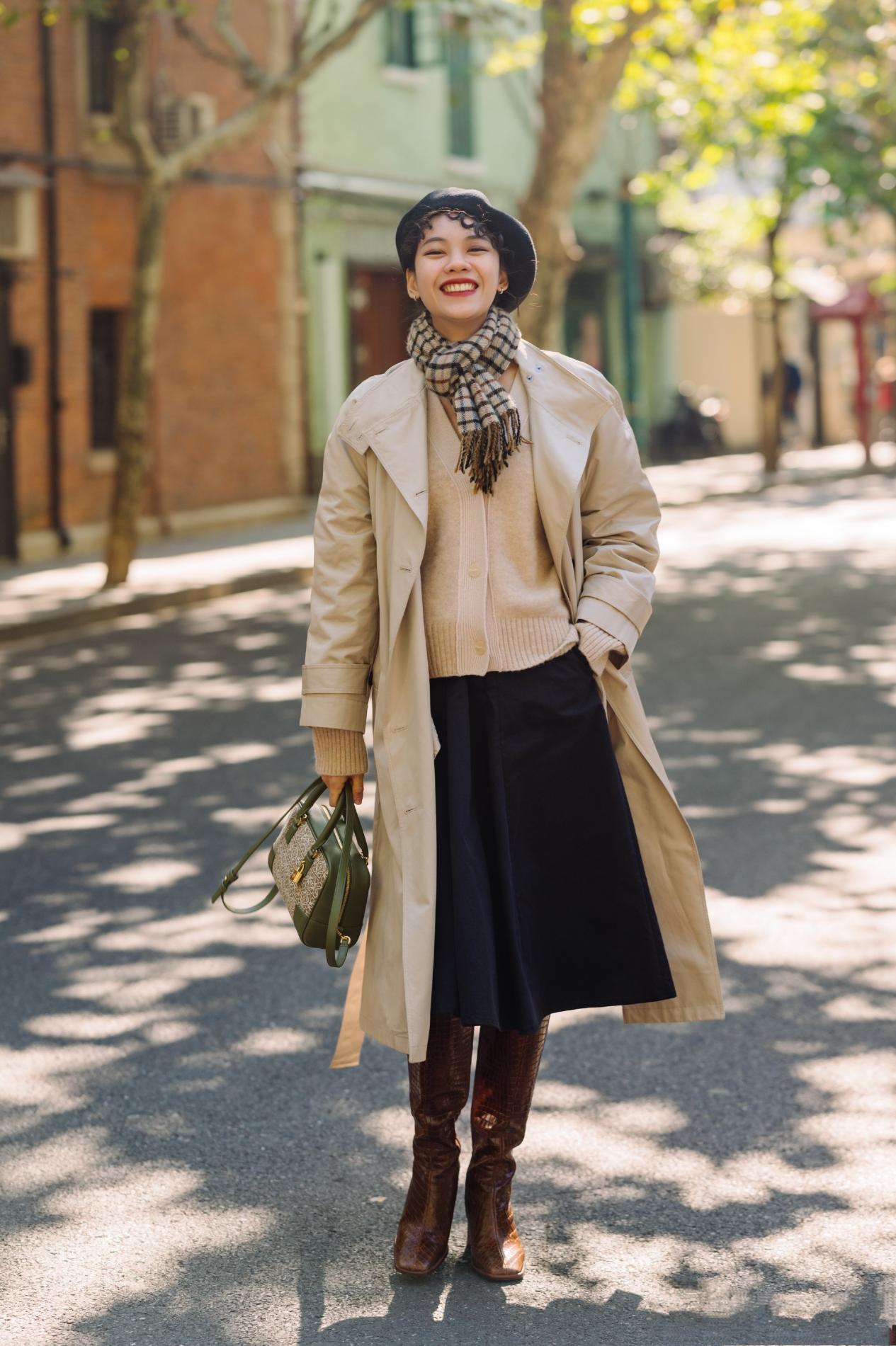 2022年最流行的法式羊毛卷发型,烫了羊毛卷怎么穿出俏皮感