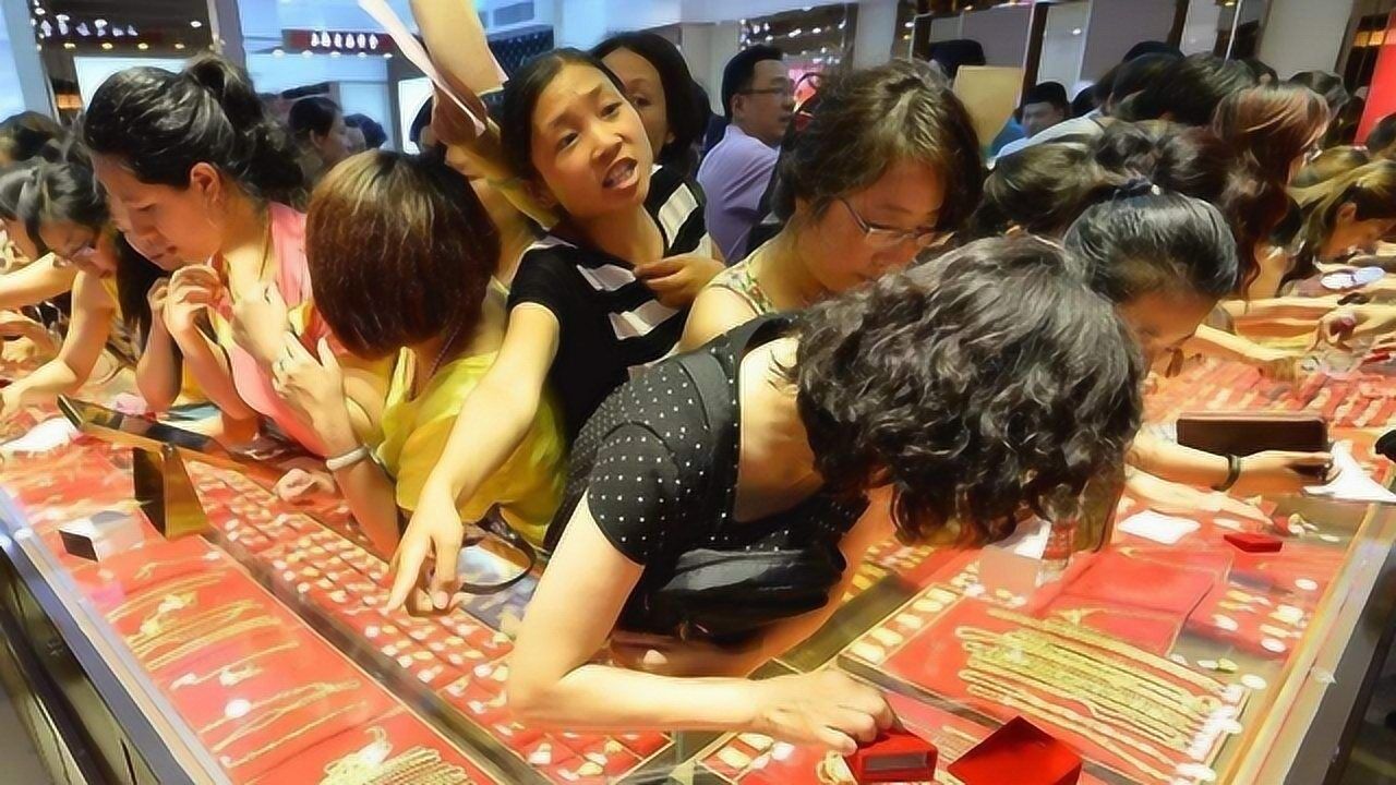 抢黄金的中国大妈,2013年中国大妈疯抢黄金视频