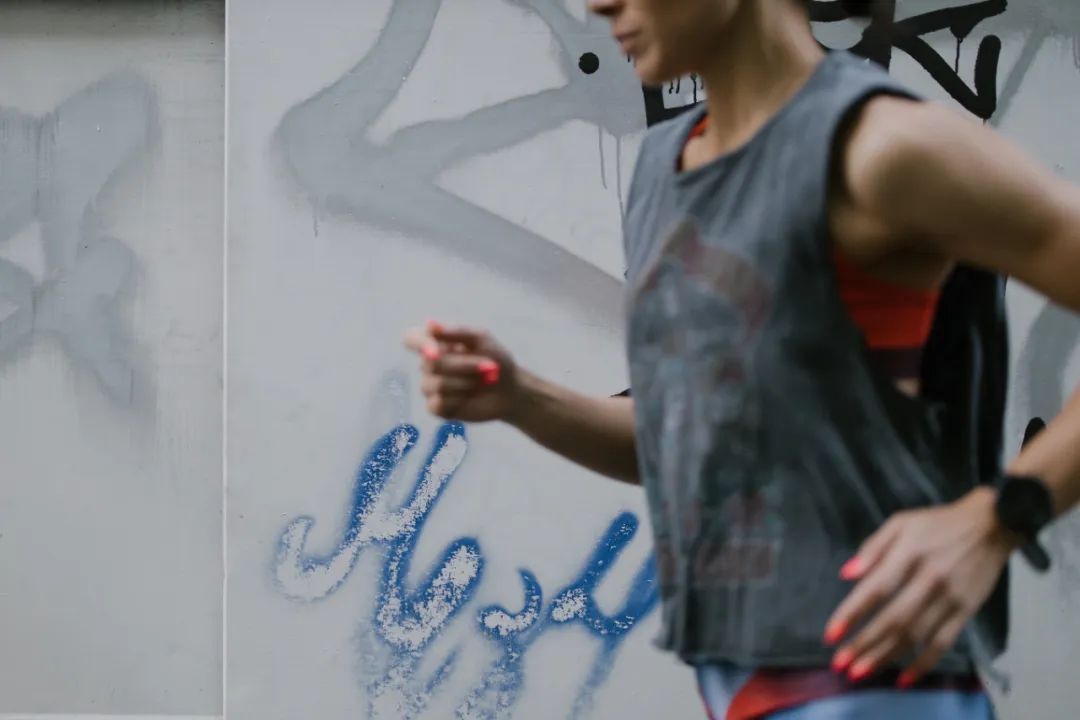 跑步需不需要锻炼手臂,跑步需不需要运动手表