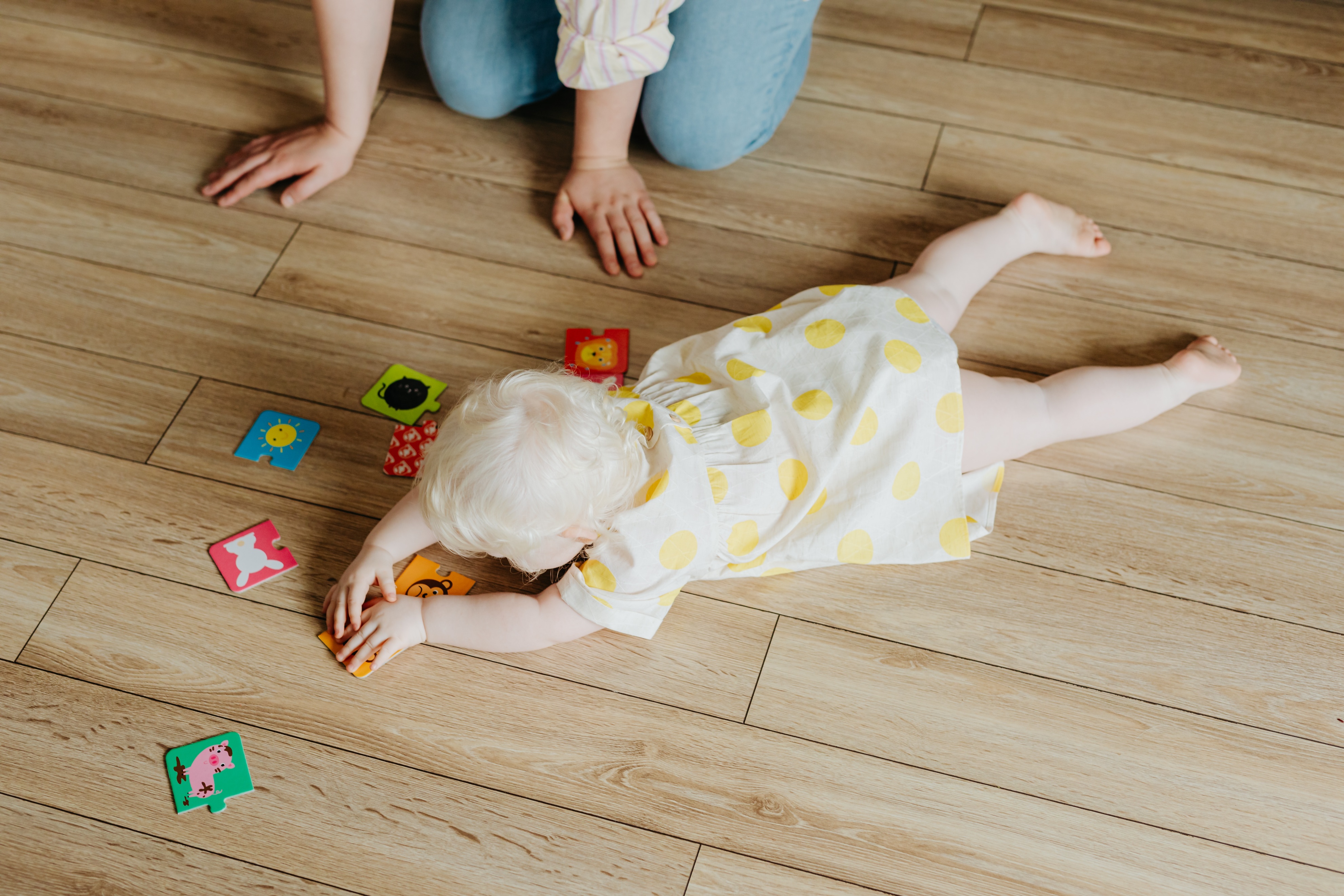 天气冷地板降温,天气回暖地板很潮